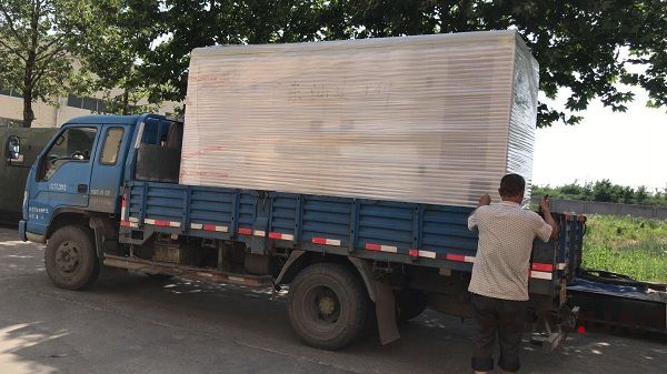 2018年5月26日一臺(tái)300kw防雨棚柴油發(fā)電機(jī)組成功發(fā)往山東青島