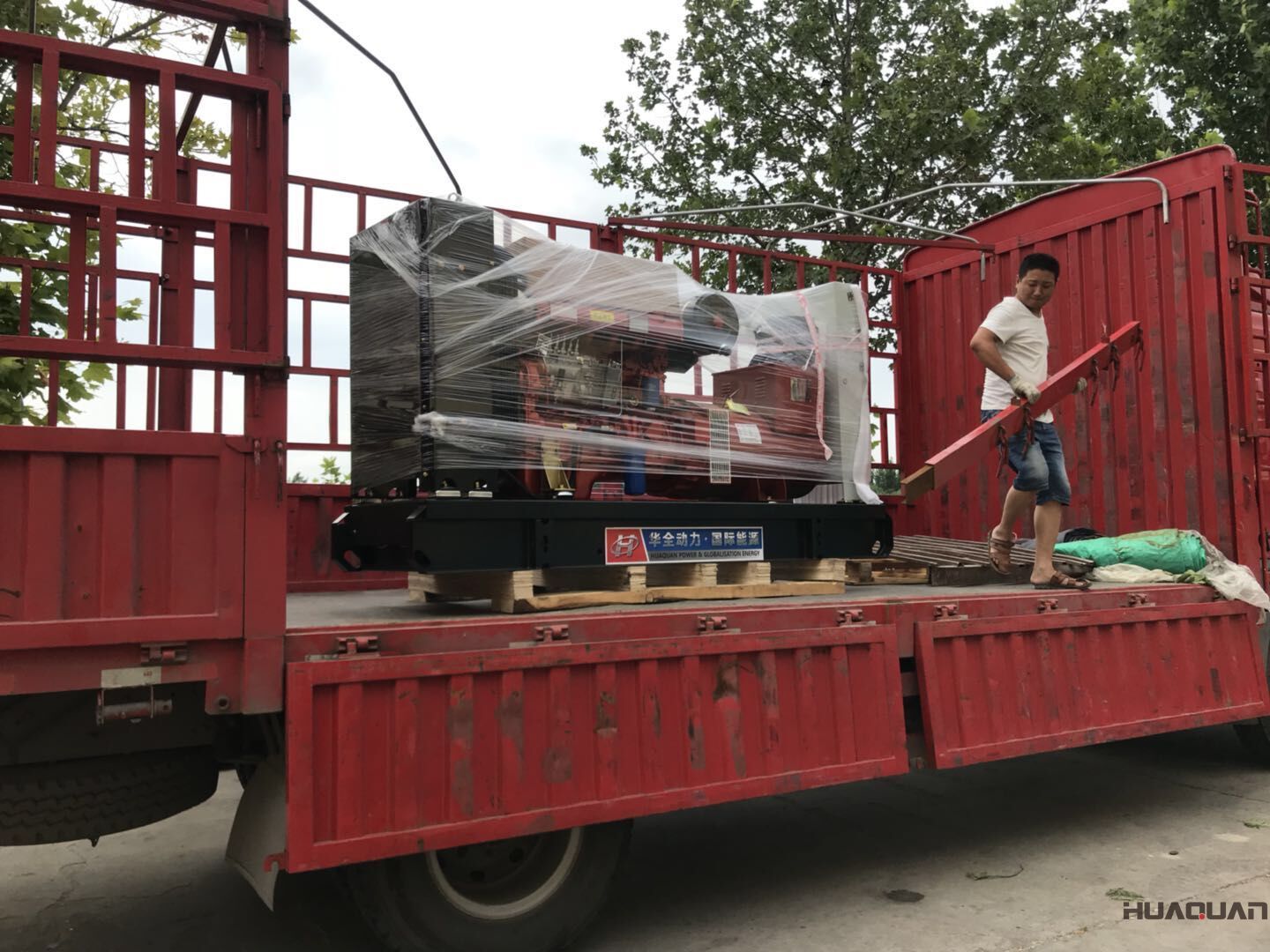 7月28號(hào)一臺(tái)300kw標(biāo)配型柴油發(fā)電機(jī)組發(fā)往山東