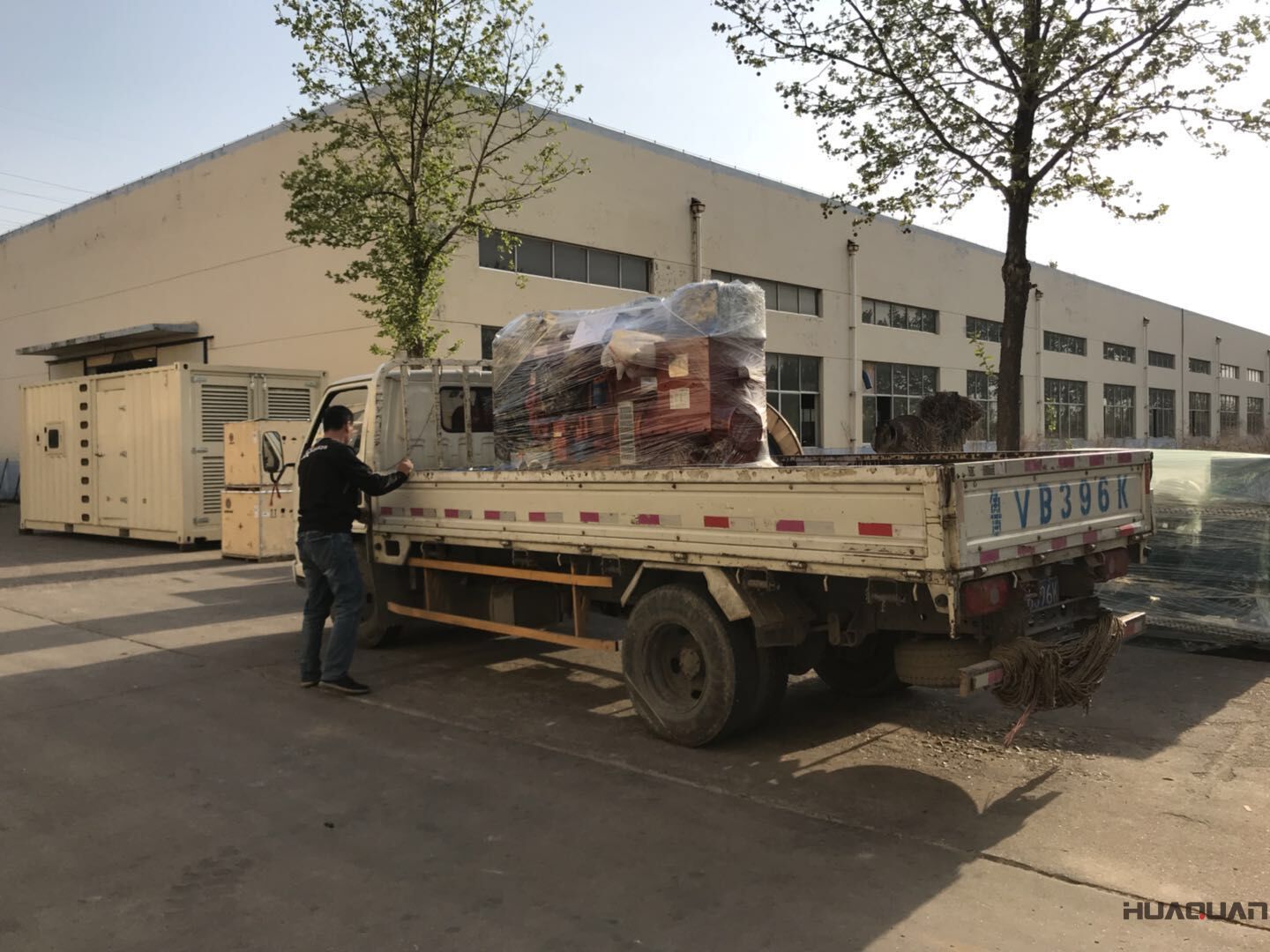 一臺(tái)50kw標(biāo)配柴油發(fā)電機(jī)組于8月16日成功發(fā)往河北省