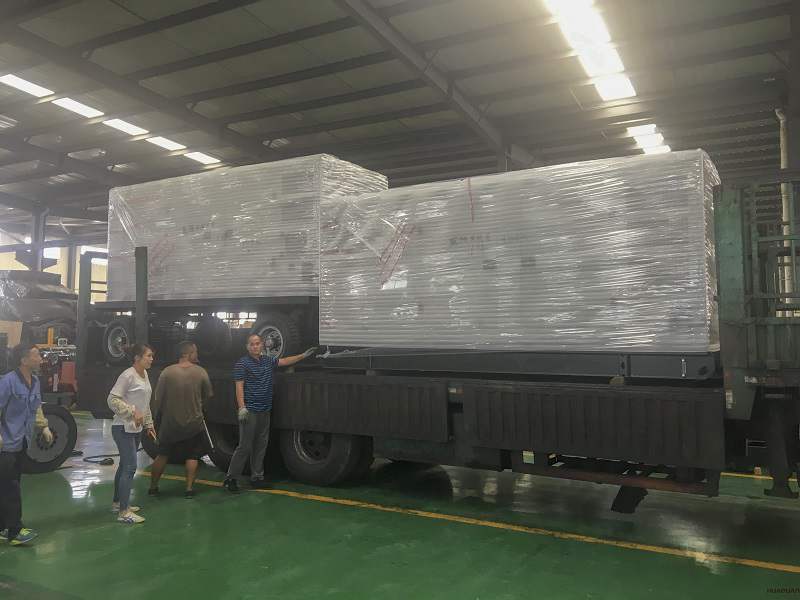9月15日一臺300kw移動靜音拖車型柴油發(fā)電機組已發(fā)往青海