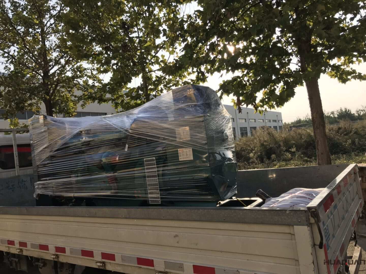 10月18日，一臺(tái)100kw移動(dòng)拖車柴油發(fā)電機(jī)組從華全動(dòng)力順利發(fā)貨