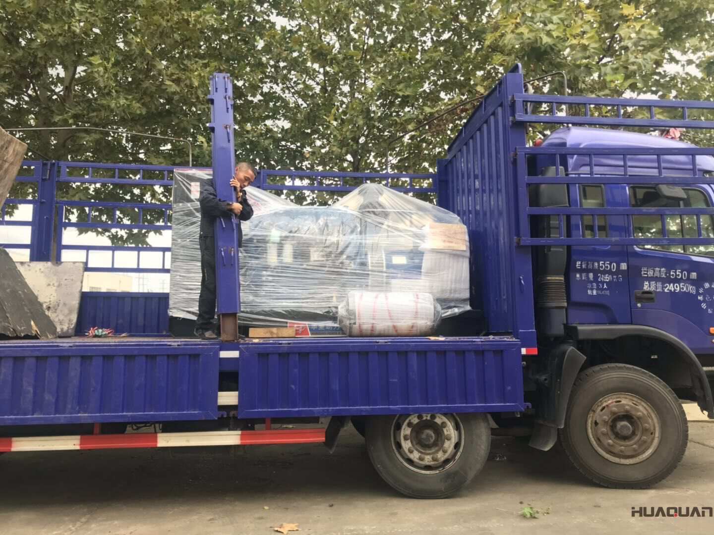 遼寧岳先生10月25日從華全動力訂購了一臺300kw底座油箱立柜四保護柴油發電機組，現已順利發往目的地