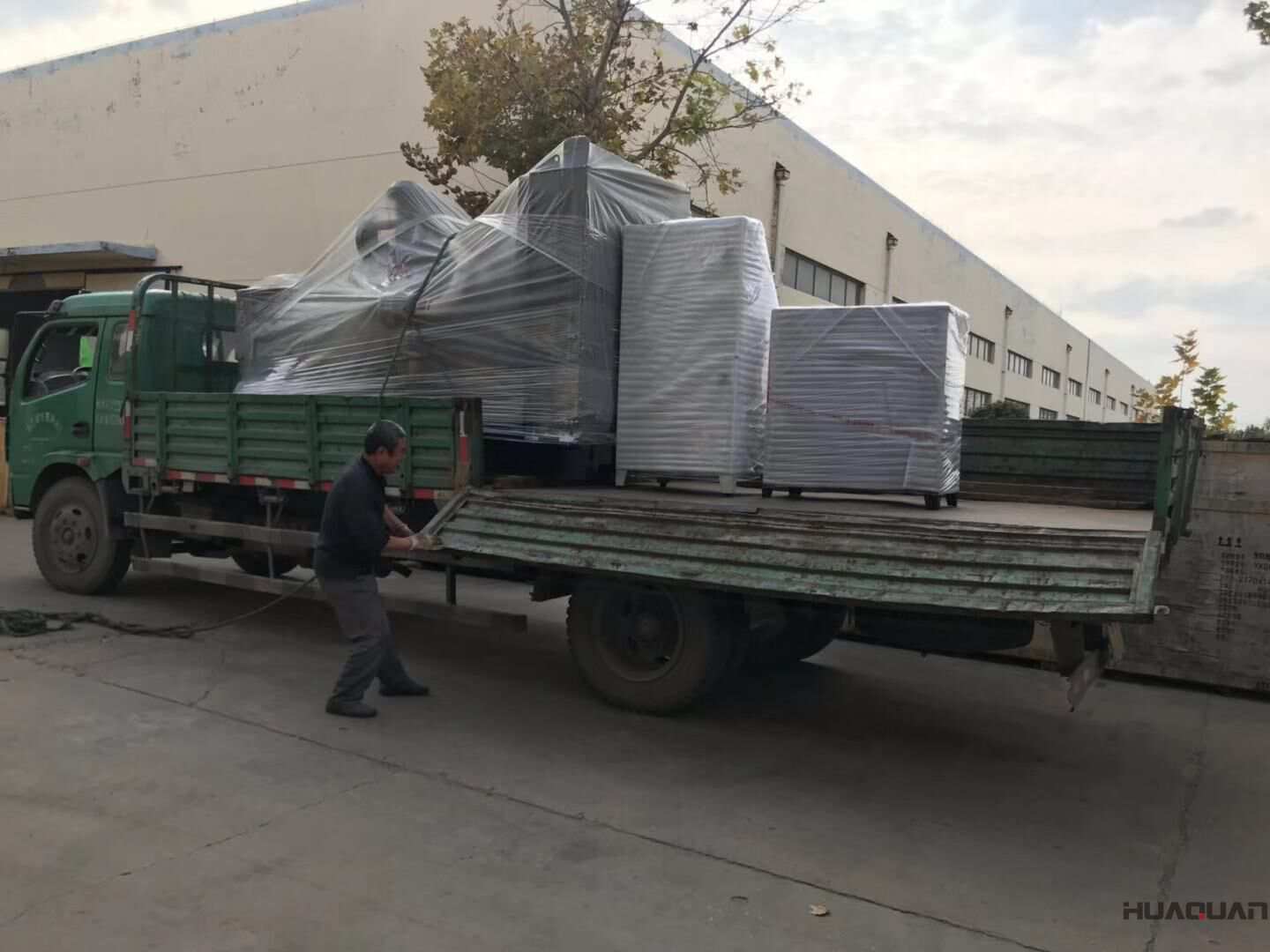 10月30日，山東吳先生在華全動(dòng)力訂購(gòu)了一臺(tái)600kw靜音箱柴油發(fā)電機(jī)組，現(xiàn)已檢查無誤正式發(fā)往目的地