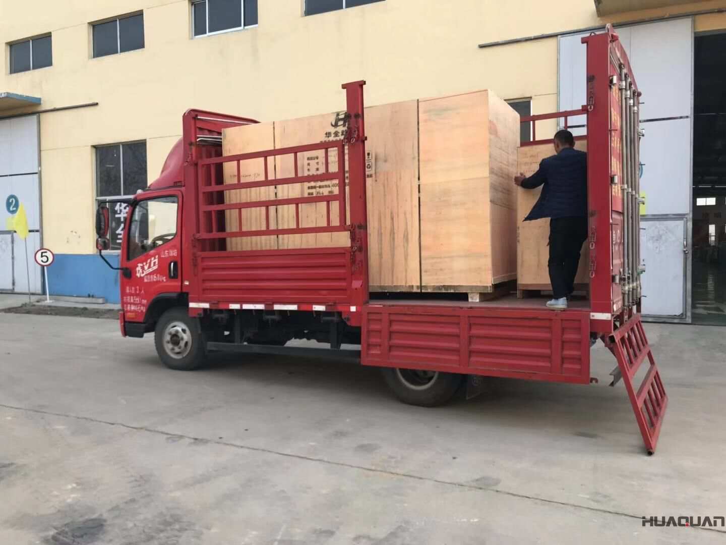 一臺300kw靜音型柴油發電機組于11月5日順利從華全動力發往河北省