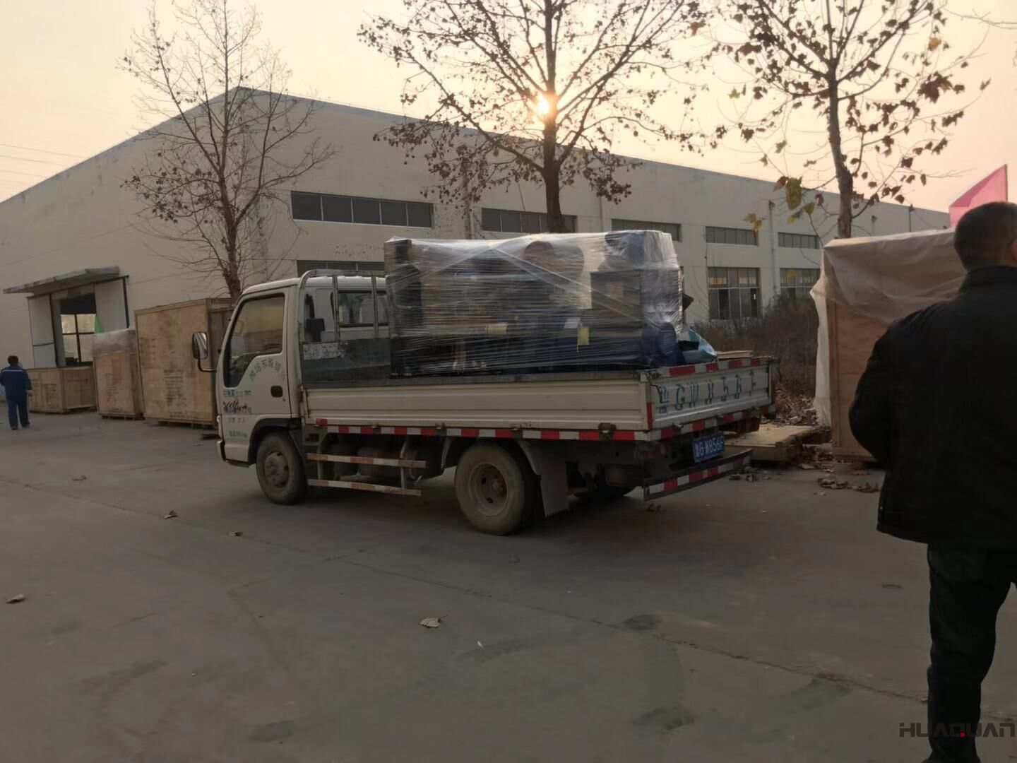 一臺150kw標配柴油發(fā)電機組于11月6日已經(jīng)從華全動力順利發(fā)往陜西省
