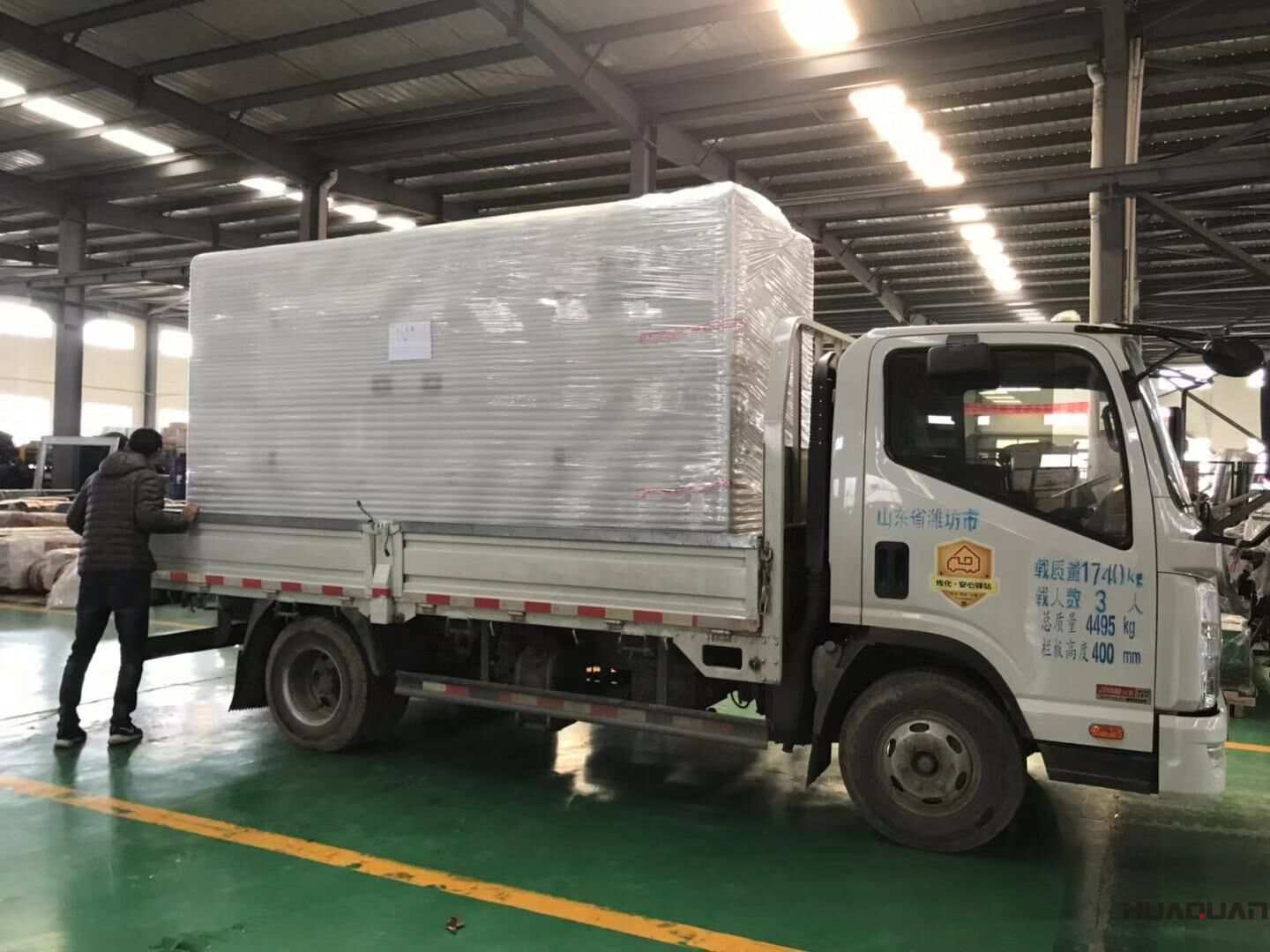 11月15日，楊先生從華全動力采購的一臺260kw靜音箱柴油發(fā)電機組已經(jīng)承購發(fā)往河北省