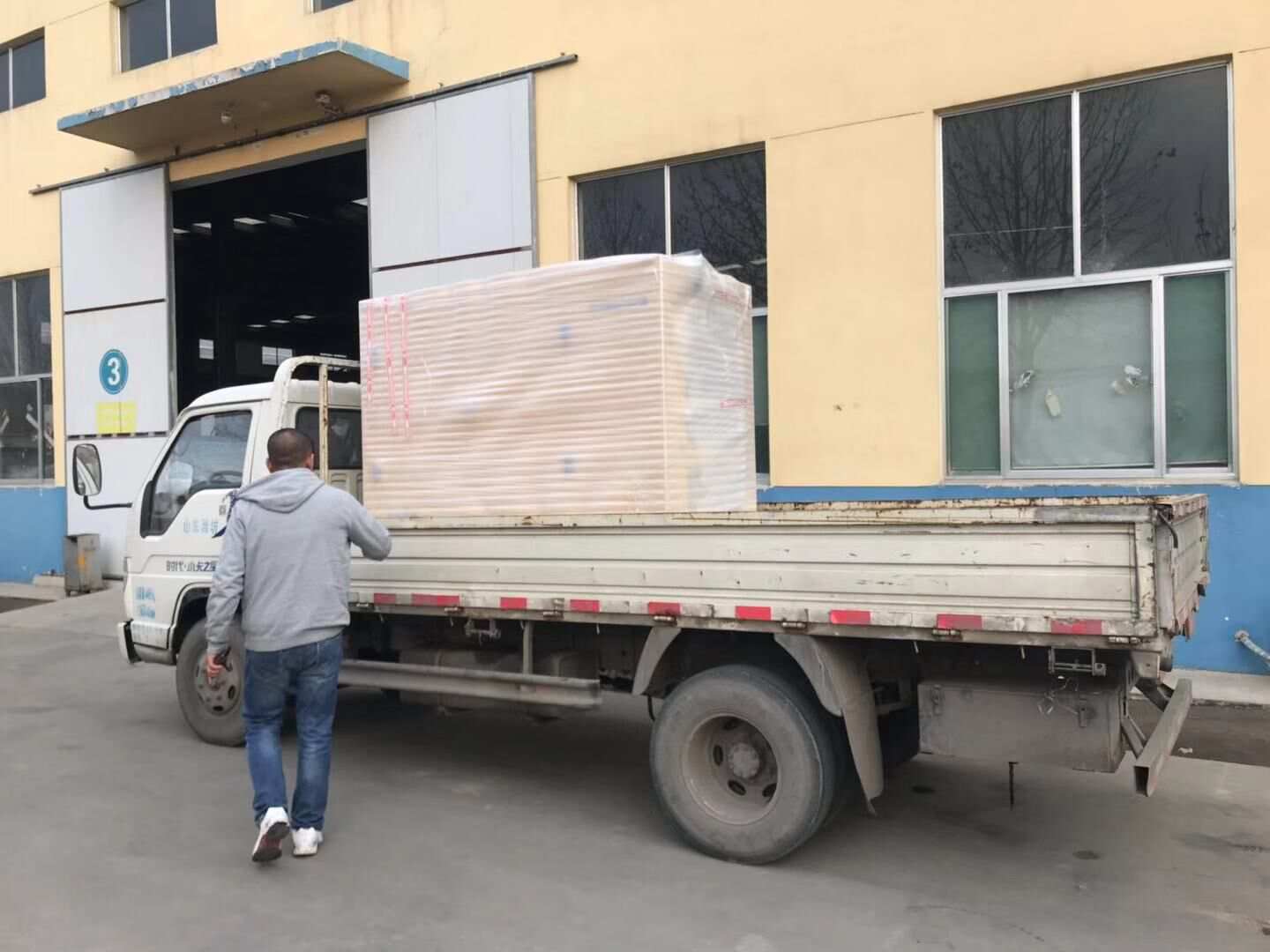 山東省郭先生從華全動力采購的一臺24kw靜音型柴油發(fā)電機組已于12月1日成功發(fā)往目的地