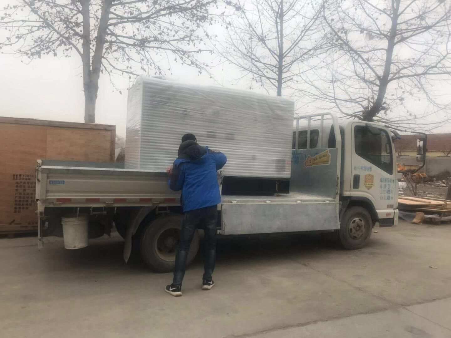 山東省楊先生在華全動力采購的75kw標(biāo)配柴油發(fā)電機組的代裝底架已于12月1日成功發(fā)往目的地