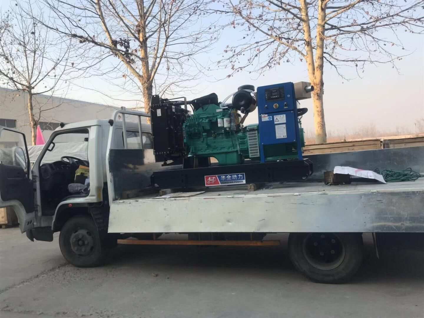 天氣雖然涼了，但是華全動力發(fā)電機組的銷量卻依舊火熱，這不一臺50kw標(biāo)配柴油發(fā)電機組于12月3日順利發(fā)往江蘇省