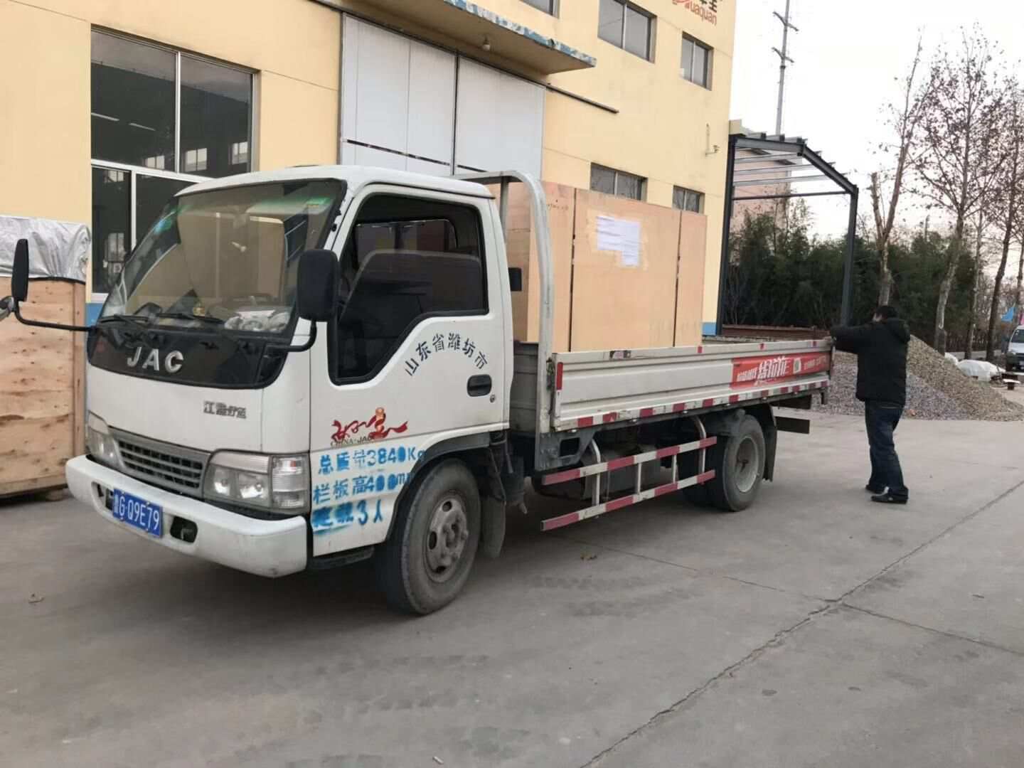 山東省玄先生從華全動力采購的一臺30kw標(biāo)配柴油發(fā)電機組于12月8日順利發(fā)往目的地