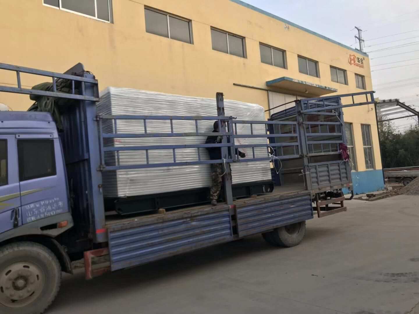 12月18日，山東省劉先生從華全動力采購的180kw自動化柴油發(fā)電機組順利發(fā)往目的地