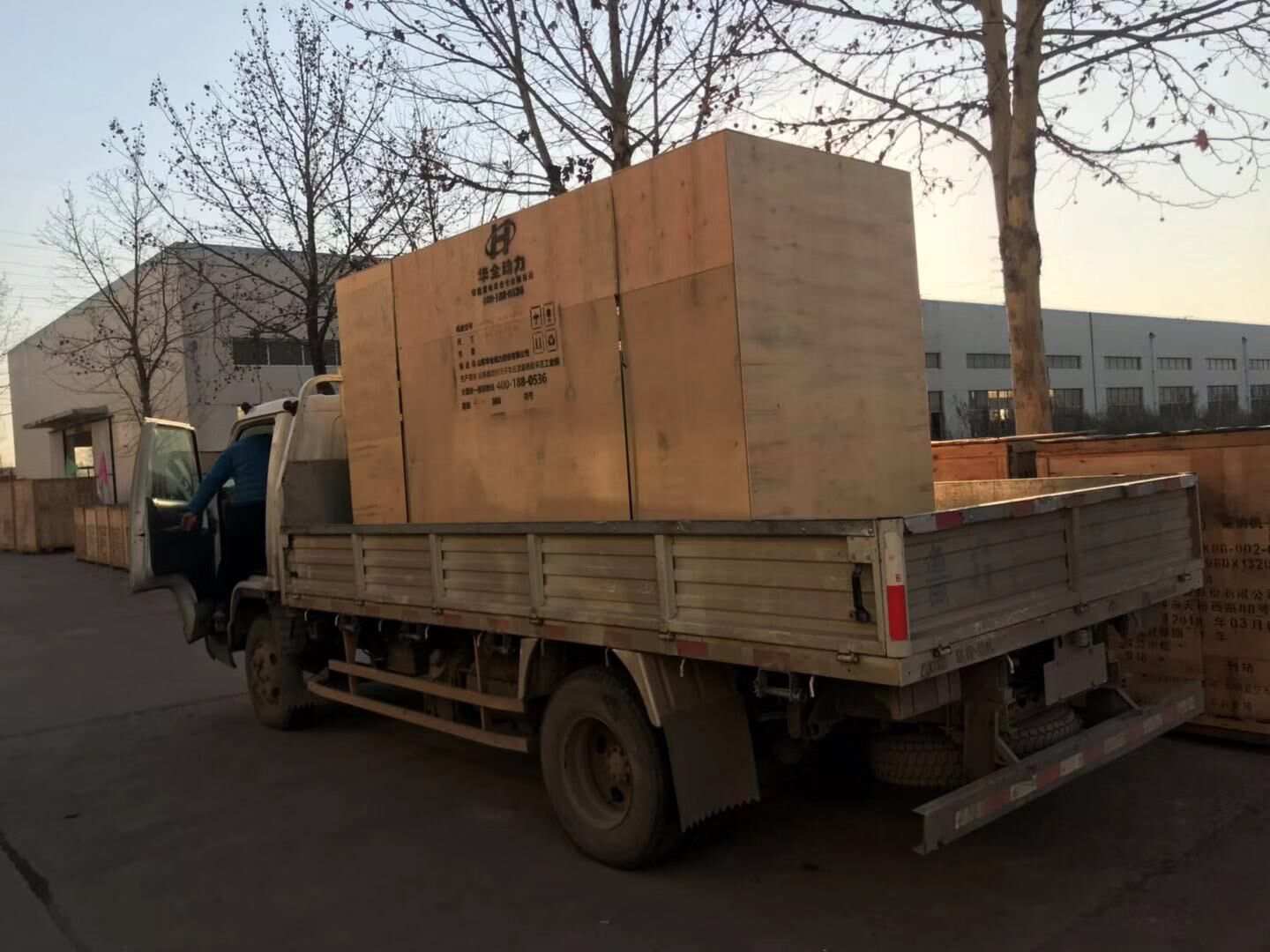  近北方地區(qū)用電量大幅度上升，這不華全動(dòng)力一臺(tái)600kw靜音型柴油發(fā)電機(jī)組已于12月21日順利發(fā)往北京