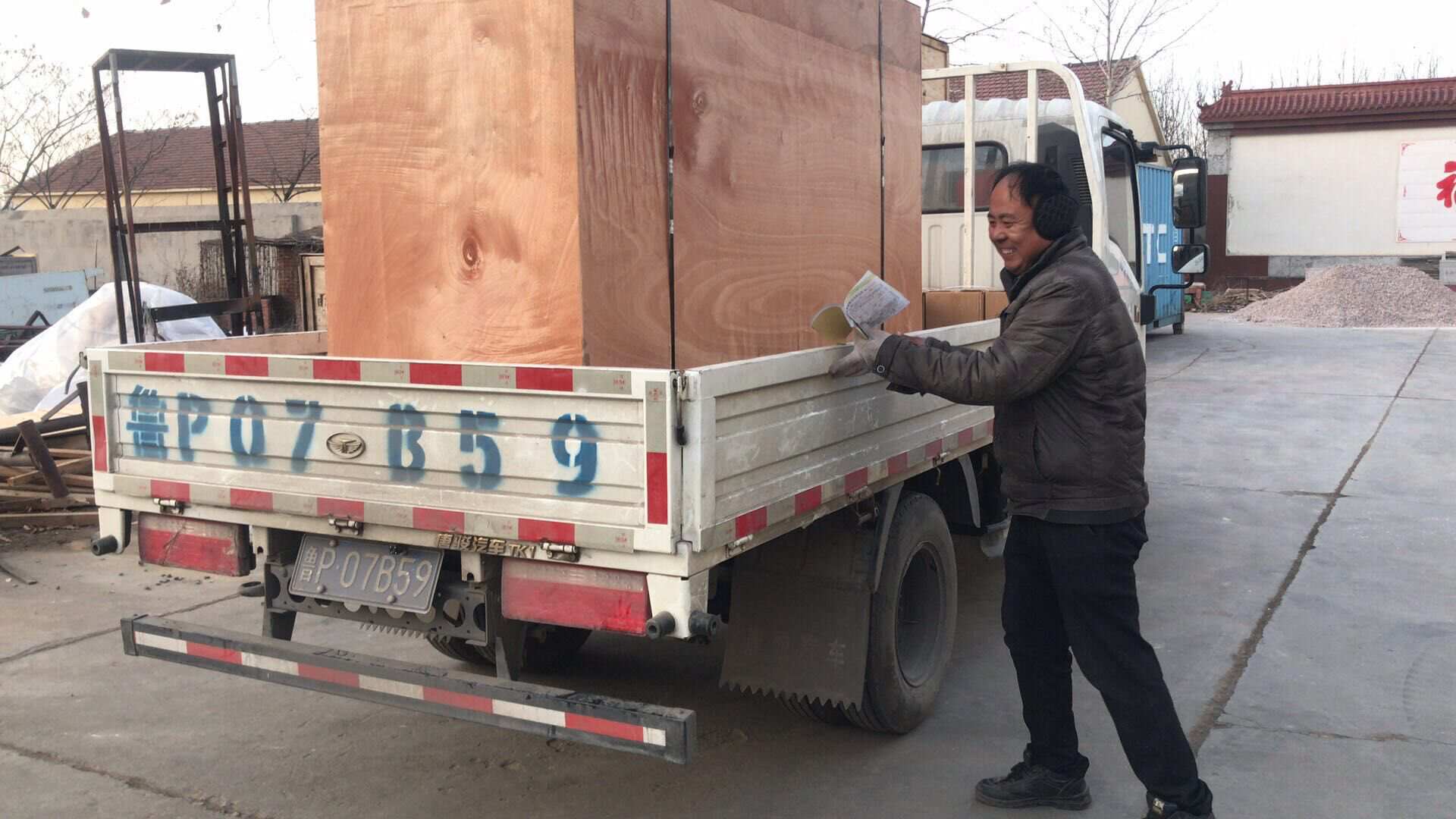 湖南省許先生從華全動力采購的5kw標配汽油發電機組于1月14日順利發往目的地