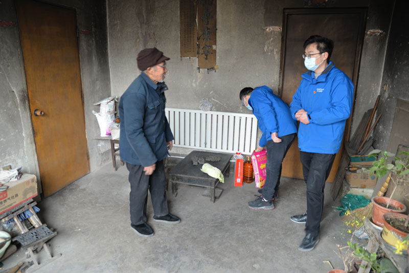 華全動力黨支部一行向困難群眾送去花生油、大米和美酒禮盒等禮品