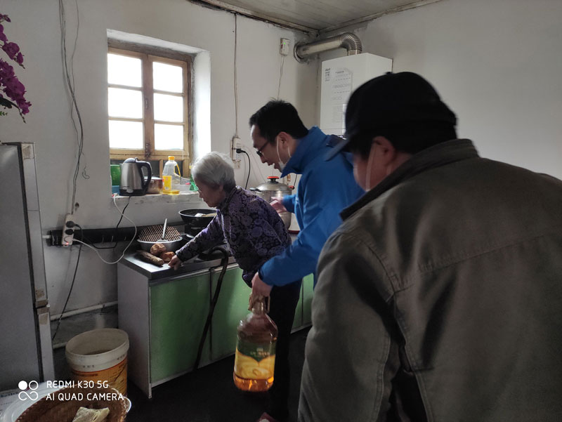 華全動力黨支部一行向困難群眾送去花生油、大米和美酒禮盒等禮品