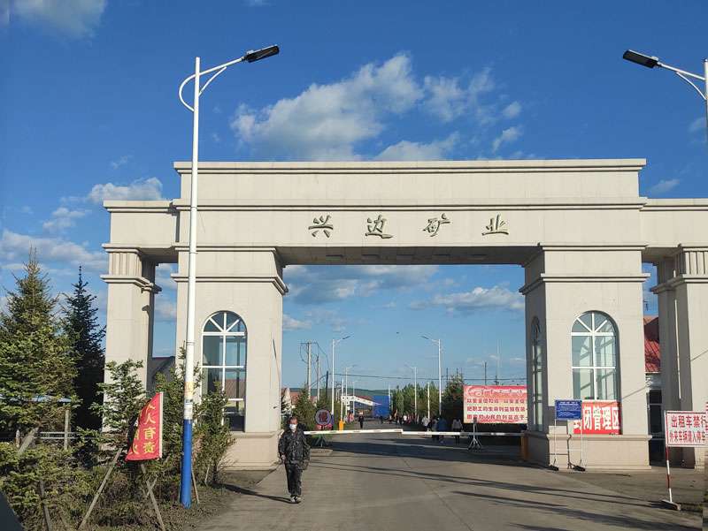 走進黑龍江某礦業(yè)公司，華全工作人員調(diào)試2400千瓦高壓并機發(fā)電機組